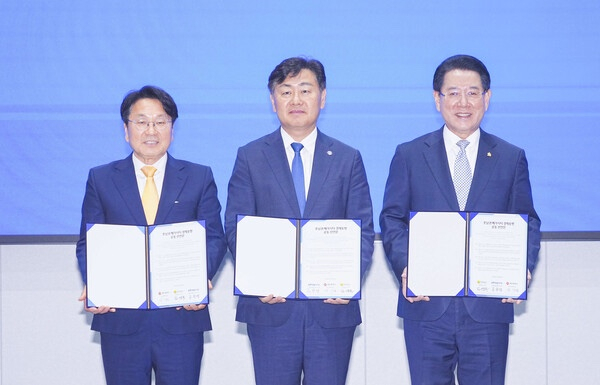 강기정 광주광역시장(왼쪽)과 김관영 전북특별자치도 도지사(가운데), 김영록 전라남도 도지사(오른쪽)가 지난해 7월 4일 전북 정읍시 JB금융그룹 아우름캠퍼스에서 열린 제12회 호남권 정책협의회에 참석해 ‘호남권 메가시티 경제동맹’ 선언문에 서명한 뒤 기념촬영을 하고 있다. 사진 제공=광주광역시