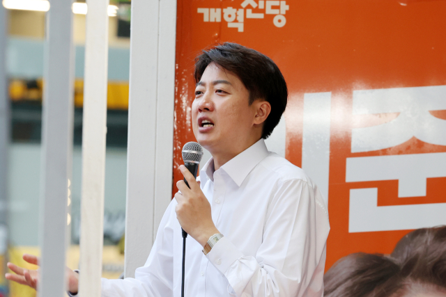 이준석 개혁신당 대선 후보가 19일 광주 전남대학교 후문 앞에서 열린 유세에서 지지를 호소하고 있다. 연합뉴스
