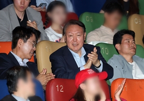 선관위, 尹관람 '부정선거' 영화에 "이미 해소된 의혹…음모론 부추겨"