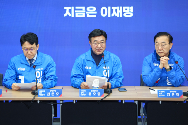 윤호중(가운데) 더불어민주당 중앙선대위 총괄본부장이 22일 서울 여의도 당사에서 열린 제6차 총괄본부장단회의에서 발언하고 있다. 연합뉴스