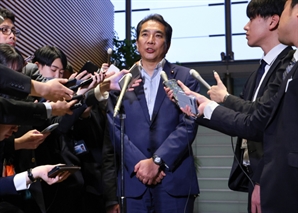 쌀값 폭등하는데 "집에 많아서 안 사봤다"…日국민들 분노케한 농림상 결국