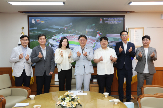 경남 김해시 인구정책 중 하나인 ‘나는 김해솔로’ 프로그램에서 만난 커플이 홍태용(가운데) 김해시장에게 청첩장을 전달하고 기념 사진을 찍고 있다. 사진 제공=김해시