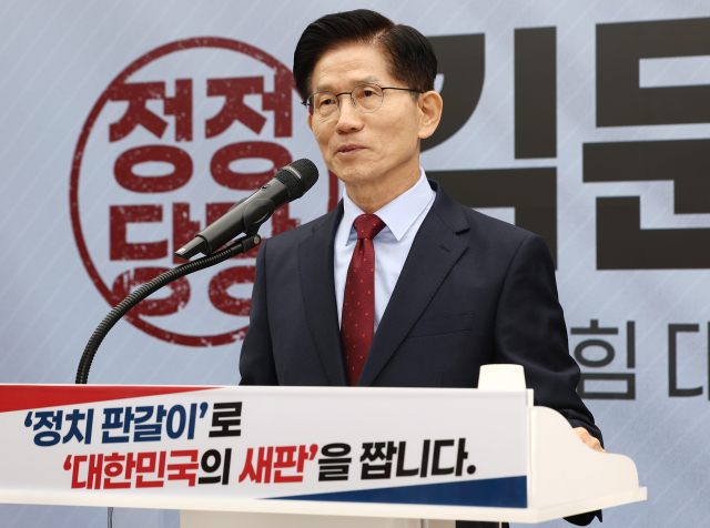 김문수 국민의힘 대통령 후보가 22일 서울 여의도 중앙당사에서 정치개혁 관련 긴급 기자회견을 하고 있다. 뉴스1