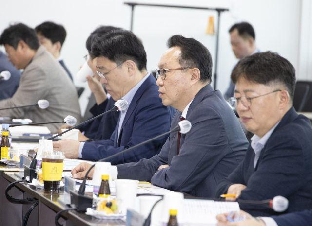 박민수(가운데) 보건복지부 2차관이 22일 서울 서초구 국제전자센터에서 열린 2025년 제10차 건강보험정책심의위원회에서 모두발언을 하고 있다. 박 차관은 이날 마지막으로 건정심 회의를 주재했다. 사진 제공=보건복지부
