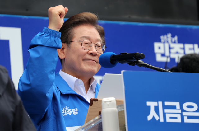 이재명 더불어민주당 후보가 22일 오전 제주 동문시장 앞 탐라문화광장에서 유세를 하고 있다. 뉴스1