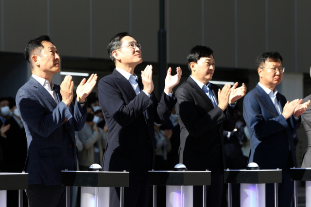 이재용(왼쪽 두 번째) 삼성전자 회장이 2022년 10월 인천 송도의 삼성바이오로직스 4공장 준공식에서 박수를 치고 있다. 사진 제공=삼성전자
