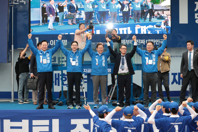 이재명(가운데) 더불어민주당 대선 후보가 22일 경남 양산워터파크공원 집중 유세에서 무대에 올라 시민들에게 인사하고 있다.연합뉴스