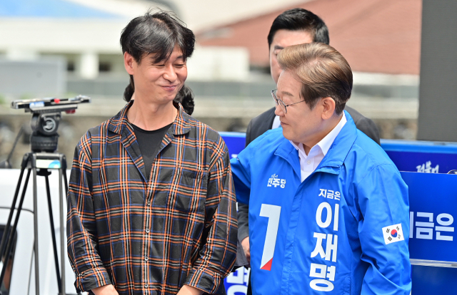 이재명 더불어민주당 대통령 후보가 22일 오전 제주동문시장 앞 탐라문화광장에서 배우 박혁권과 함께 유세를 하고 있다.(제주도사진기자회. 재판매 및 DB 금지) 뉴스1
