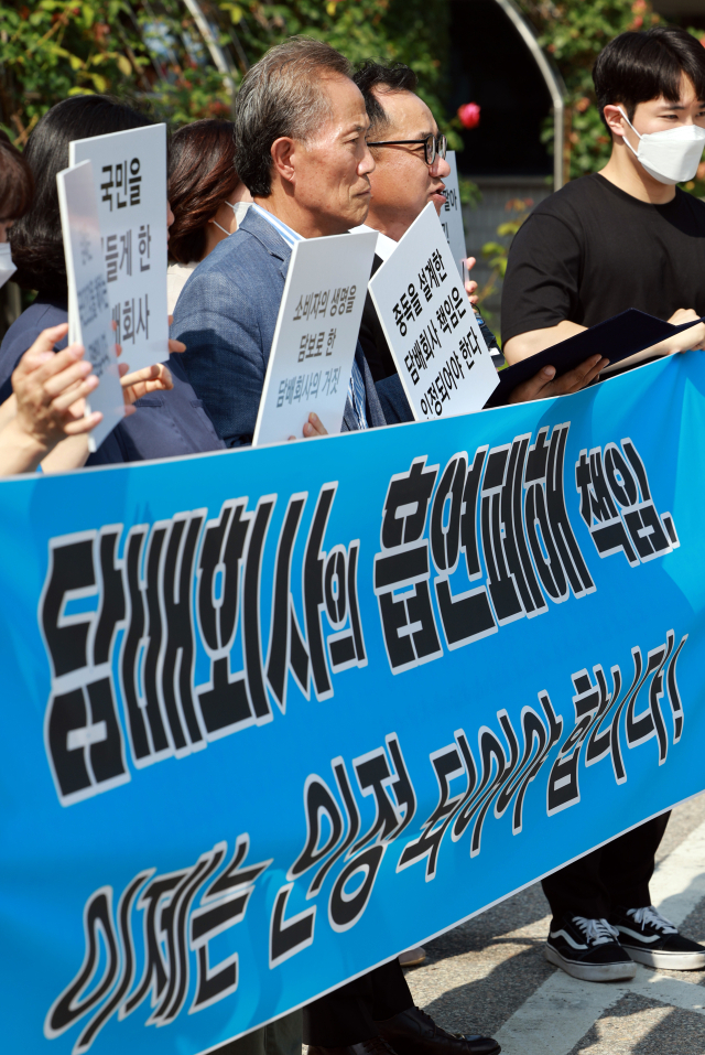 22일 서울 서초구 법원삼거리에서 한국금연운동협의회와 한국YWCA연합회 회원들이 국민건강보험공단과 담배 회사들이 12년째 벌이고 있는 500억 원대 ‘담배 소송’ 항소심 최종 변론을 앞두고 담배소송 지지 기자회견을 하고 있다. 앞서 건보공단은 2014년 4월 흡연으로 추가 부담한 진료비를 물어내라며 KT&G·한국필립모리스·BAT코리아 등 담배회사들을 상대로 533억 원의 배상금을 청구하는 소송을 제기한 바 있다. 6년 넘게 진행된 1심에서 건보공단은 패소했다. 연합뉴스