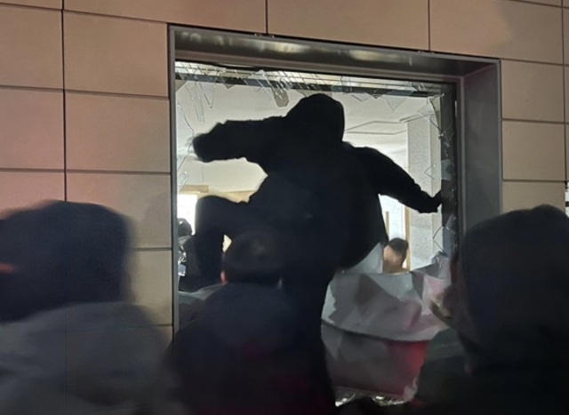 지난 1월 19일 새벽 윤석열 대통령에 대한 구속영장이 발부되자 서울서부지법에 지지자들이 진입해 난동을 부리고 있다. 뉴스1