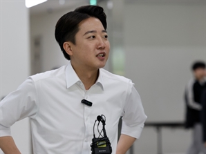 "50대 한국 남성 룸살롱 다 가 봐" 함익병 논란에…이준석 "매우 개인적인 발언"