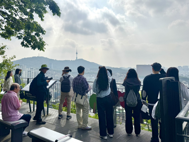 중구청 직원들이 남산자락숲길에서 산림치유지도사의 설명을 듣고 있다. 사진제공=중구