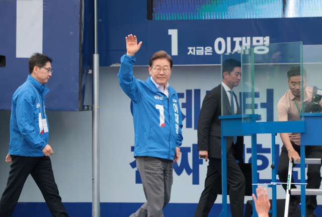 이재명 더불어민주당 대선 후보가 22일 경남 양산워터파크공원에서 열린 집중유세에서 시민들에게 인사하고 있다. 연합뉴스