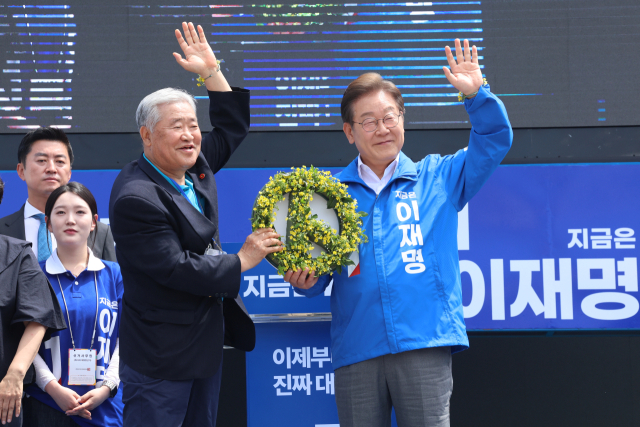 제주 찾은 이재명 후보 (제주=연합뉴스) 박지호 기자 = 더불어민주당 이재명 대선 후보가 22일 오전 제주시 동문로터리에서 유세를 하고 있다. 연합뉴스