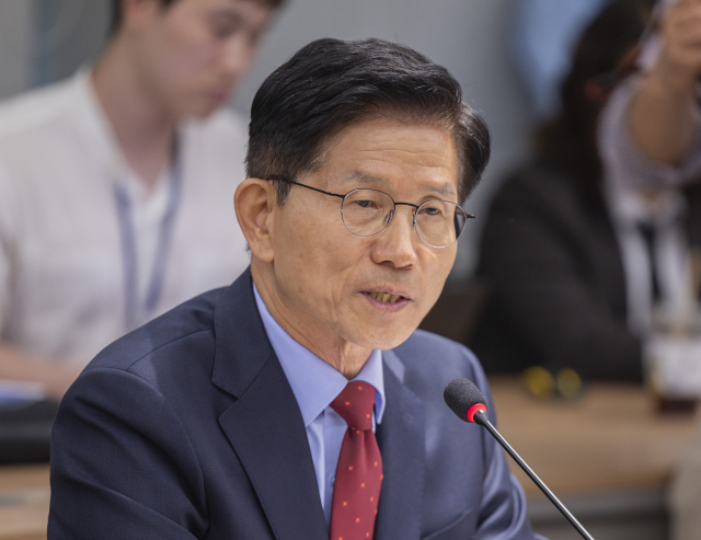 김문수 국민의힘 대선 후보가 22일 서울 용산구 대한의사협회를 방문해 김택우 의사협회장을 비롯한 회장단과 가진 간담회에서 의정 갈등 해소에 대한 입장을 설명하고 있다. 연합뉴스