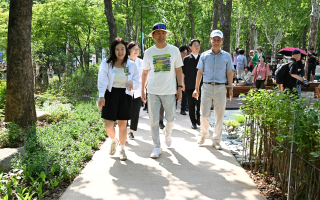 오세훈(가운데) 서울시장이 22일 오후 ‘2025 서울국제정원박람회’ 현장을 둘러보고 있다. 사진제공=서울시