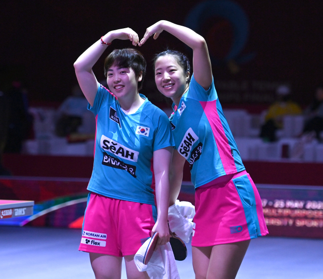 신유빈, 유한나가 22일 카타르 도하 루사일 아레나에서 열린 2025 국제탁구연맹(ITTF) 세계선수권대회 여자복식 8강전에서 일본 오도 사츠키 - 요코이 사쿠라 조에 승리한 후 환호하고 있다. 사진공동취재단