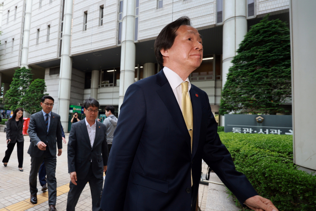 정기석 국민건강보험공단 이사장이 22일 서울 서초구 서울고등법원에서 열린 건보공단 담배회사 상대 손해배상 소송 항소심 12차 변론기일에 출석하고 있다. 연합뉴스