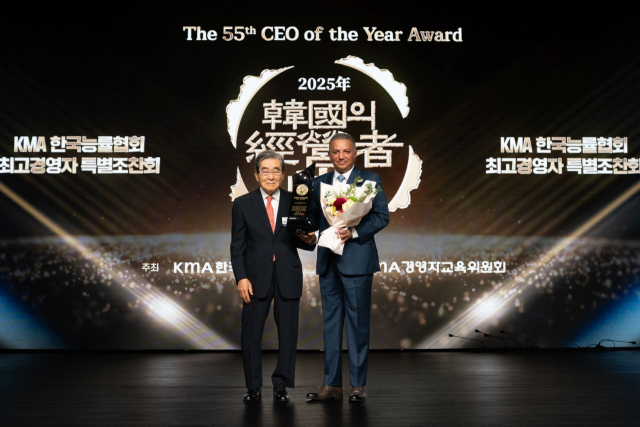 안와르 알 히즈아지(오른쪽) 에쓰오일 CEO가 23일 ‘제55회 한국의 경영자상’을 수상한 뒤 이봉서 한국능률협회장과 기념촬영을 하고 있다. 사진 제공=에쓰오일
