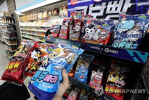 서울의 한 편의점에 '한국야구위원회'(KBO)와 SPC삼립이 협업해 만든 '크보빵'(KBO빵)이 진열돼 있다 연합뉴스