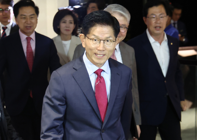 김문수, 조찬기도회 참석 후 2차 TV 토론 준비 '올인'