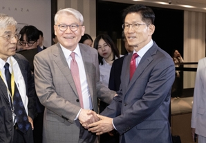 김문수, 조찬기도회 참석 후 2차 TV 토론 준비 '올인'