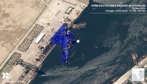 지난 21일 북한 청진조선소에서 진수식 중 넘어진 신형 구축함의 위성사진. 사진=오픈소스센터 엑스 계정