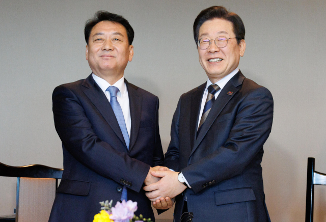 이광재(왼쪽) 더불어민주당 중앙선거대책위원회 국가미래정책위원장. 뉴스1