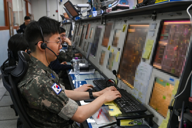 대한민국 공군 중앙방공통제소(MCRC) 무기운영팀이 항적분리 임무를 수행하고 있다. 사진 제공=공군