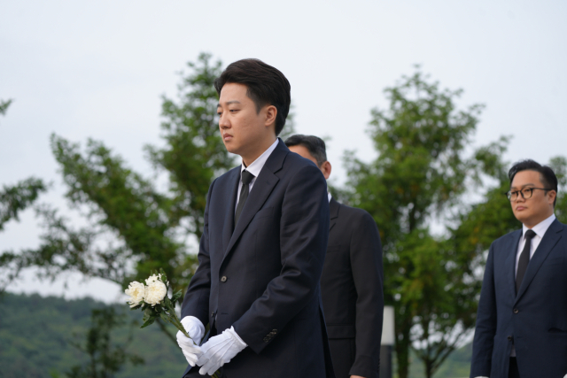 노무현 묘역 찾은 이준석 "노무현의 바른정치 닮겠다"