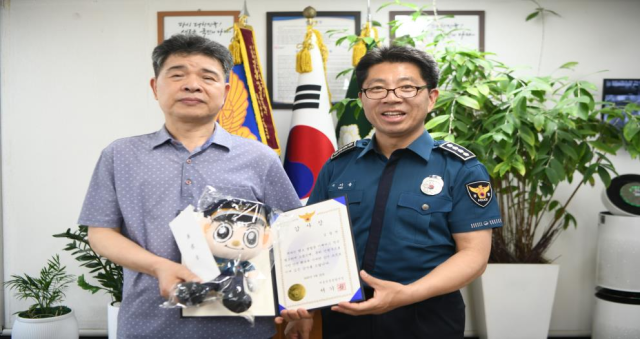 인명구조 유공 시민 A씨(왼쪽), 서기용 성동경찰서장(오른쪽). 성동서 제공
