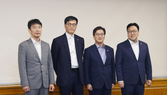 김범석 기획재정부 장관 직무대행 1차관이 23일 서울 중구 은행회관에서 열린 '거시경제·금융현안 간담회' 시작에 앞서 기념 촬영하고 있다. 사진 제공=기획재정부.