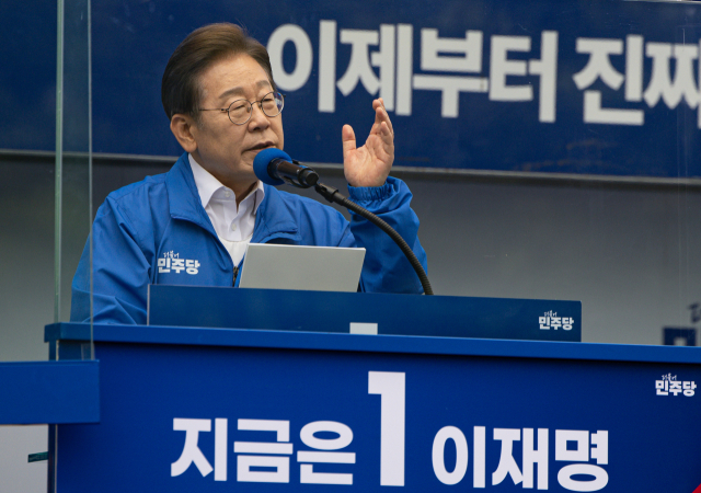 이재명 더불어민주당 대선 후보가 22일 경남 양산워터파크공원에서 열린 집중유세에서 시민들에게 지지를 호소하며 발언하고 있다. 연합뉴스