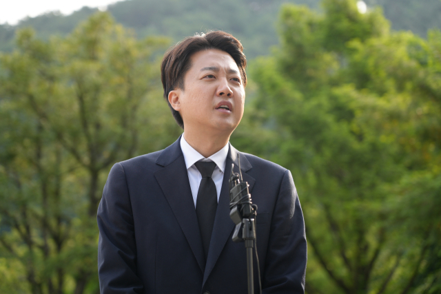 이준석 개혁신당 대선 후보가 23일 경남 김해시 진영읍 봉하마을을 방문, 노무현 전 대통령 묘역을 참배한 뒤 발언하고 있다. 연합뉴스