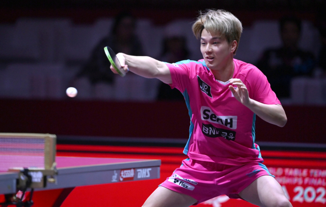 안재현이 21일(현지시간) 카타르 도하 루사일 아레나에서 열린 2025 국제탁구연맹(ITTF) 세계선수권대회 남자단식 32강 대만 린옌췬과 경기를 펼치고 있다. 연합뉴스