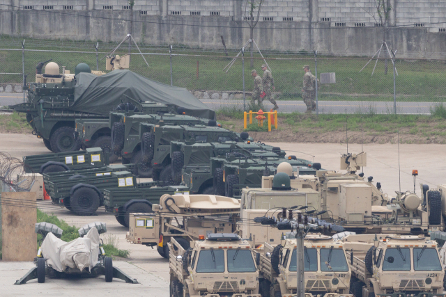 미국 언론이 미 정부가 주한미군 감축을 검토하고 있다고 보도한 23일 오전 경기도 동두천시의 주한미군 기지에서 미군 전투 장비들이 모여 있다. 연합뉴스