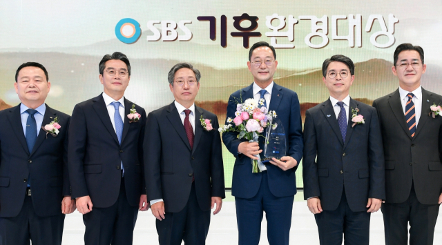 23일 서울 마포구 상암동 SBS 프리즘타워에서 열린 ‘2025년 제15회 SBS 기후환경대상’ 시상식에서 윤석대(왼쪽부터) 한국수자원공사 사장, 조흥식 심사위원장, 방문신 SBS 사장, 명현관 해남군수, 김완섭 환경부 장관, 임상준 한국환경공단 이사장이 기념촬영을 하고 있다. 사진제공=SBS