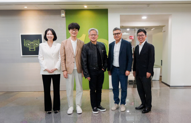 네이버와 엔비디아 주요 경영진이 대만 엔비디아 오피스에서 별도 미팅 후 기념 촬영을 하고있다. 왼쪽부터 최수연 네이버 대표, 이해진 네이버 이사회 의장, 젠슨 황 엔비디아 CEO, 제이 퓨리 엔비디아 총괄 부사장, 김유원 네이버클라우드 대표. 사진 제공=네이버클라우드