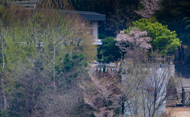 경찰 비상계엄 특별수사단이 대통령실과 한남동 공관촌에 대한 압수수색에 나선 지난달 16일 서울 용산구 한남동 경호처장 공관 모습. 이날 경찰은 대통령실 내 경호처 비화폰 서버, 경호처 사무실, 경호처장 공관 등에 대한 압수수색에 나섰다. 연합뉴스