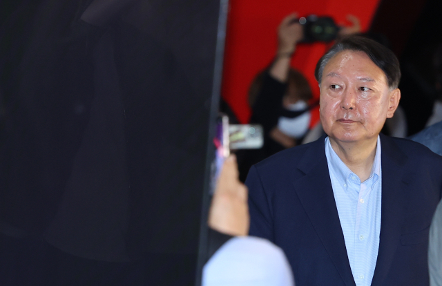 윤석열 전 대통령이 21일 서울 메가박스 동대문에서 다큐멘터리 영화 '부정선거, 신의 작품인가'를 관람하고 영화관을 나서고 있다. 연합뉴스