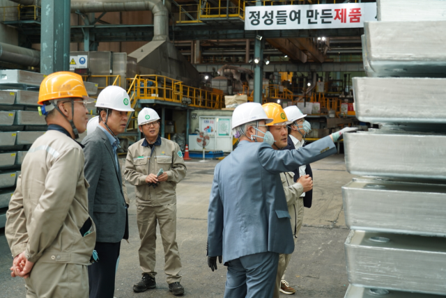 영풍 사외이사들이 22일 석포제련소 주조공장에서 아연괴 제품을 살펴보고 있다. 사진제공=영풍