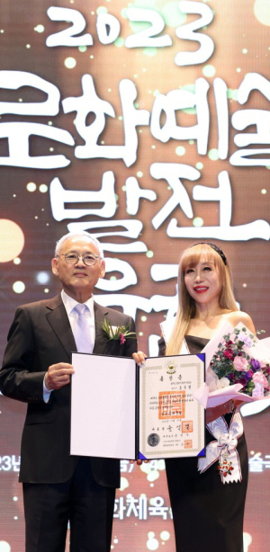 유인촌 문화체육관광부 장관이 지난 2023년 10월 27일 서울 서대문구 모두예술극장에서 열린 문화예술발전 유공 시상식에 참석해 성악가 조수미 씨에게 금관 문화훈장을 전수한 뒤 기념촬영을 하고 있다. 사진 제공=문화체육관광부