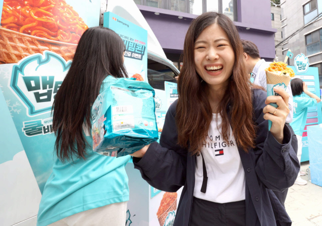 23일 서울 강남구 일대에서 삼양식품의 출동 후레시맵 캠페인이 열려 시민이 이벤트에 참여하고 있다. 삼양식품 제공.