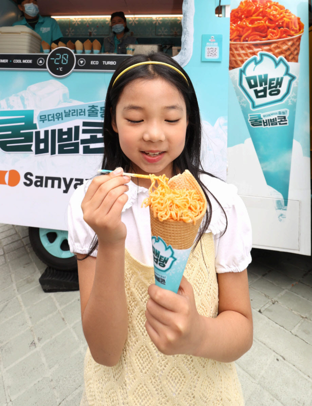 23일 서울 강남구 일대에서 삼양식품의 출동 후레시맵 캠페인이 열려 시민이 이벤트에 참여하고 있다. 삼양식품 제공.