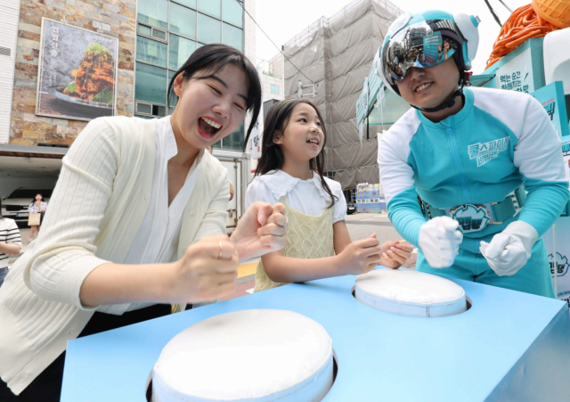 23일 서울 강남구 일대에서 삼양식품의 출동 후레시맵 캠페인이 열려 시민이 이벤트에 참여하고 있다. 삼양식품 제공.
