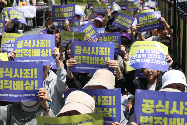 지난달 30일 서울 종로구 수송동 평화의 소녀상 부근에서 정의기억연대(정의연), 평화나비네트워크(평화나비) 등 수요시위 단체 회원들이 집회를 하고 있다. 연합뉴스