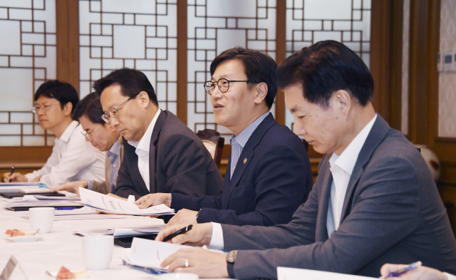 김범석 기획재정부 장관 직무대행 1차관이 23일 서울 종로구 정부서울청사에서 열린 '제16차 부동산 시장 및 공급상황 점검 전담반 회의'를 주재하고 있다. 사진 제공=기획재정부.