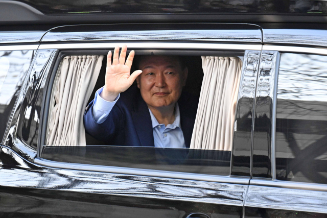 윤석열 전 대통령이 파면 결정 일주일 만인 4월 11일 서울 용산구 한남동 대통령 관저에서 퇴거, 사저인 서초동 아크로비스타에 도착해 들어가기 전 지지자들에게 인사하고 있다. 조태형 기자