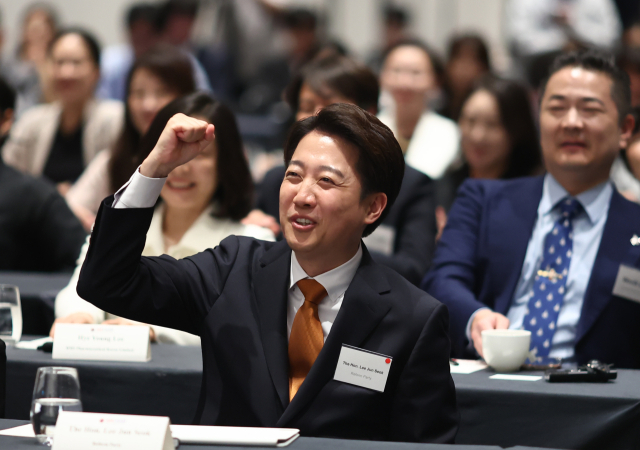 이준석 개혁신당 대선 후보가 이달 22일 그랜드하얏트서울에서 열린 주한미국상공회의소(암참) 간담회에서 제임스 김 암참 회장 발언에 손을 들어 보이고 있다. 연합뉴스