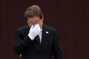 金 "진짜 총각이냐" 李 "소방관 전화 갑질" 네거티브 공방